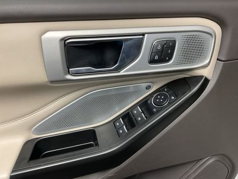 Used 2020 Ford Explorer Platinum w/ Premium Technology Package image 11