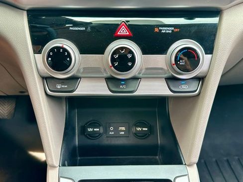 Used 2019 Hyundai Elantra SE FWD image 25