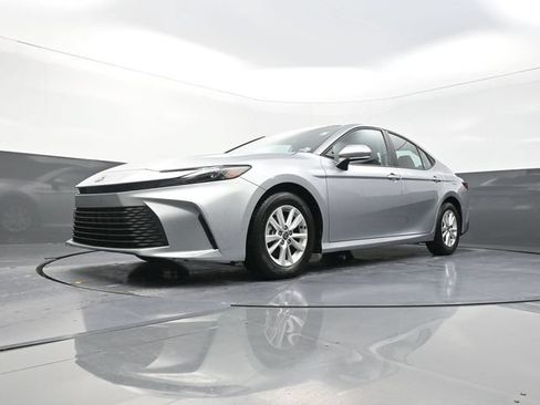 Used 2025 Toyota Camry LE FWD image 32