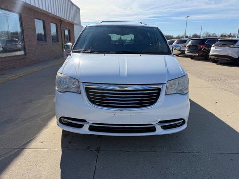 Used 2015 Chrysler Town & Country Touring-L w/ Driver Convenience Group image 8