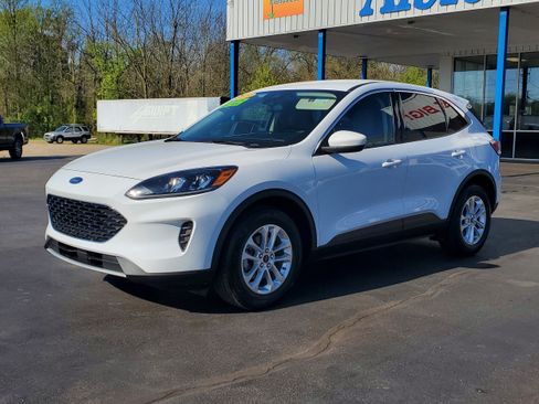 Used 2020 Ford Escape SE FWD image 2