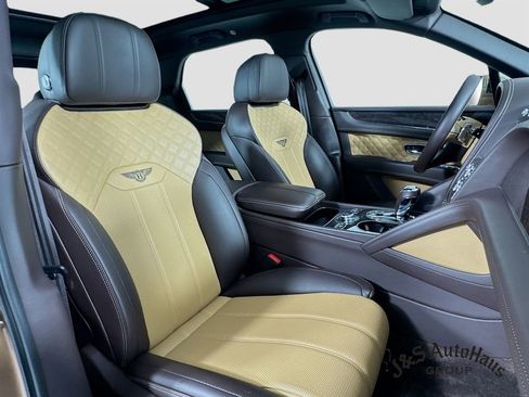 Used 2021 Bentley Bentayga AWD/4WD image 36