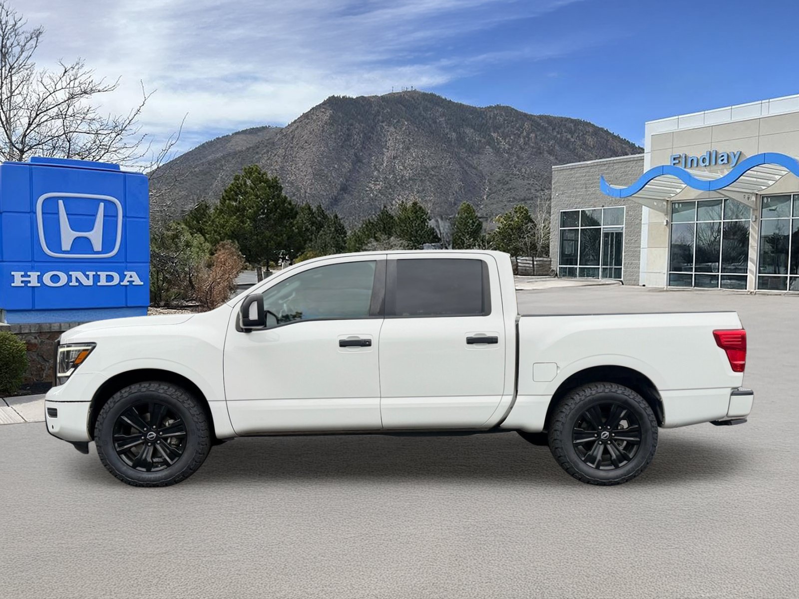 Used 2023 Nissan Titan SV w/ SV Convenience Package AWD/4WD image 3