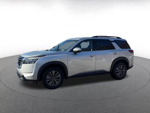 Used 2025 Nissan Pathfinder SV image 8