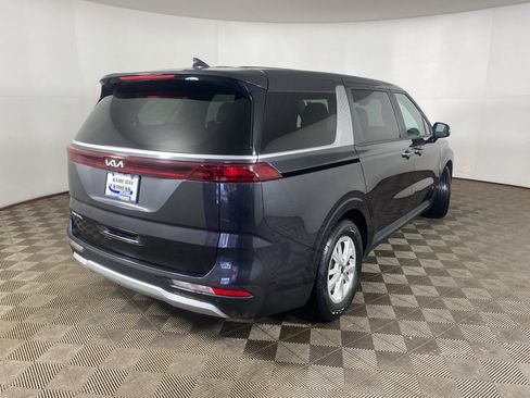 Used 2023 Kia Carnival LX image 5