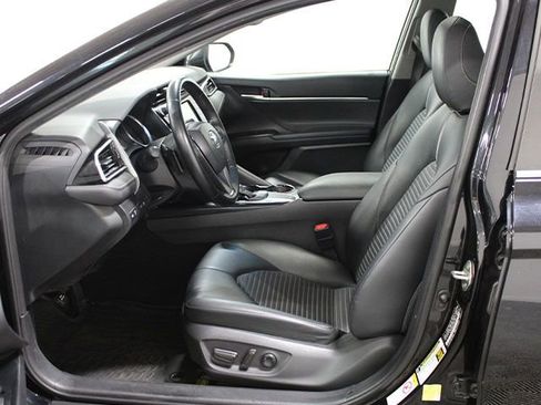 Used 2018 Toyota Camry SE w/ Moonroof Package image 11