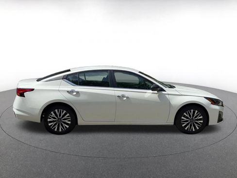 Used 2025 Nissan Altima 2.5 SV FWD image 16