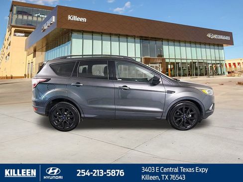 Used 2017 Ford Escape SE w/ Equipment Group 201A image 9