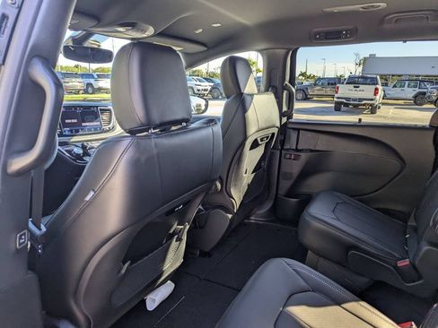 New 2026 Chrysler Pacifica Select FWD image 11