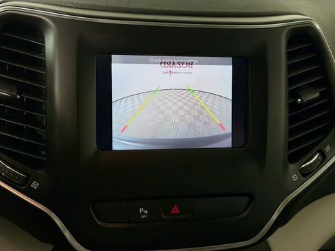Used 2020 Jeep Cherokee Latitude Plus w/ Comfort/Convenience Group AWD/4WD image 17