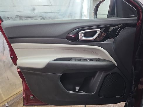 Used 2022 Jeep Compass Limited image 25