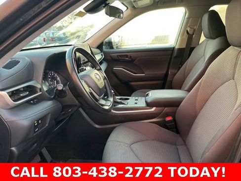 Used 2024 Toyota Highlander LE image 7