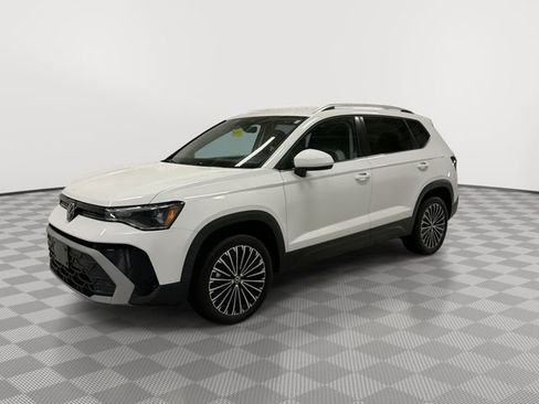Used 2025 Volkswagen Taos SE FWD image 6