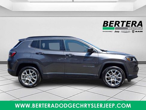 Used 2022 Jeep Compass Latitude AWD/4WD image 7
