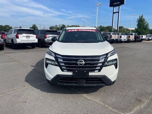 Used 2024 Nissan Rogue S AWD/4WD image 2