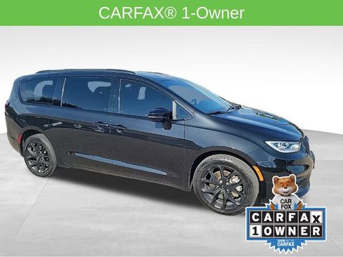 Used 2023 Chrysler Pacifica Limited w/ S Appearance Package AWD/4WD image 2