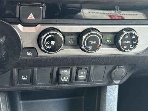 Used 2018 Toyota Tacoma SR5 RWD image 27