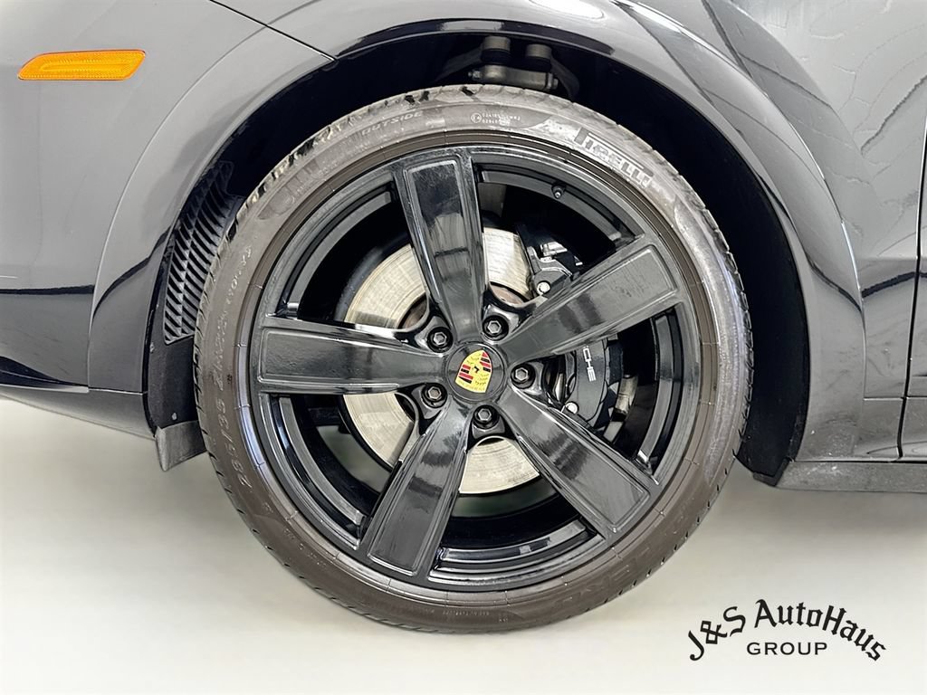 Used 2023 Porsche Cayenne GTS w/ Sport Chrono Package (8LH) AWD/4WD image 39