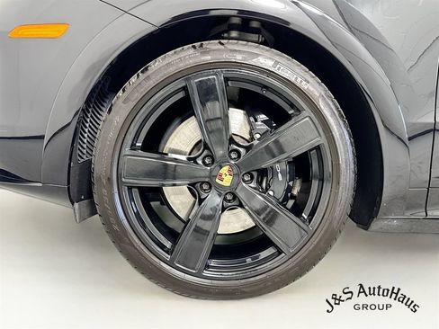 Used 2023 Porsche Cayenne GTS w/ Sport Chrono Package (8LH) AWD/4WD image 39