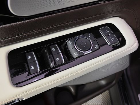 Used 2022 Lincoln Aviator Black Label w/ Class IV Trailer Tow Package image 24