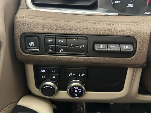 Used 2021 GMC Yukon Denali w/ Denali Premium Package image 27