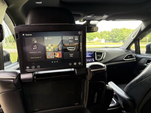 Used 2018 Chrysler Pacifica Limited w/ Advanced Safetytec Group FWD image 29