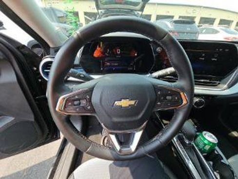 Used 2025 Chevrolet Trax LT w/ LT Convenience Package FWD image 19