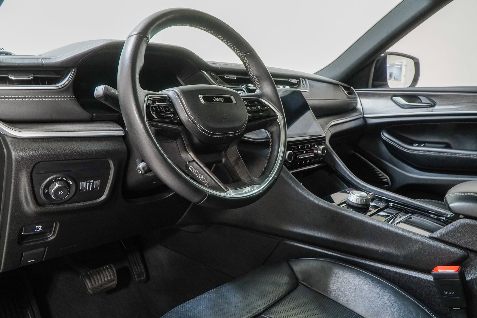 Used 2022 Jeep Grand Cherokee Overland AWD/4WD image 20