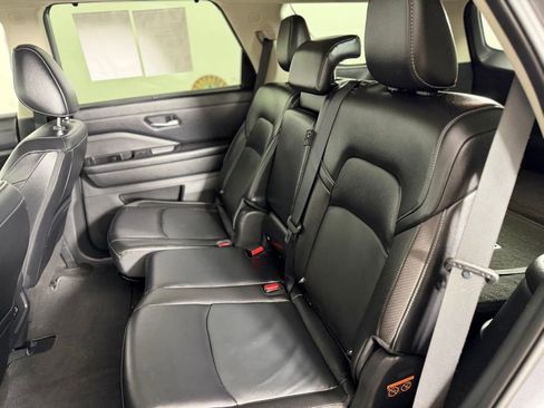 Used 2023 Nissan Pathfinder SL AWD/4WD image 15