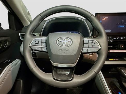 New 2026 Toyota Highlander Platinum image 7