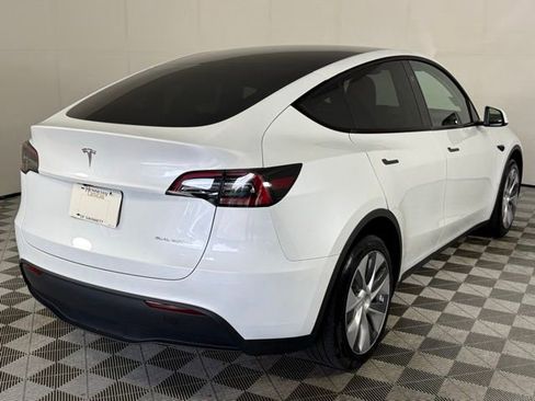 Used 2024 Tesla Model Y Long Range AWD/4WD image 8