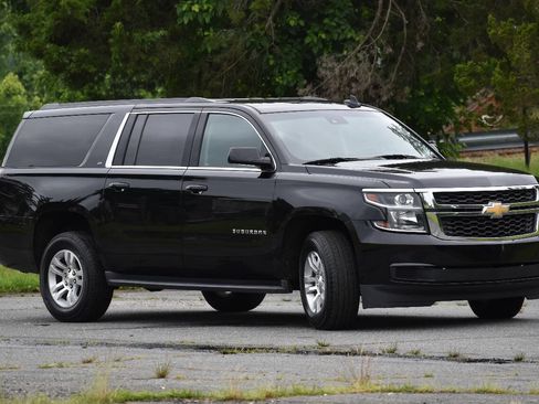 Used 2018 Chevrolet Suburban LT image 4