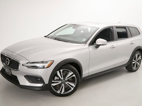 Certified 2025 Volvo V60 B5 Cross Country Plus AWD/4WD image 3
