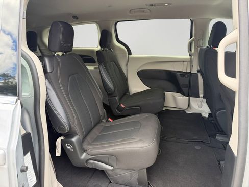 Used 2023 Chrysler Voyager LX FWD image 13