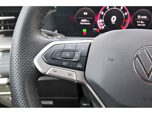 Certified 2025 Volkswagen Tiguan SE R-Line AWD/4WD image 18