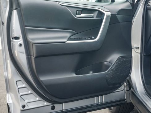 Used 2020 Toyota RAV4 XLE w/ Carpet Mat Package FWD image 22