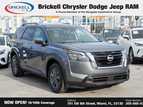 Used 2024 Nissan Pathfinder SV image 3