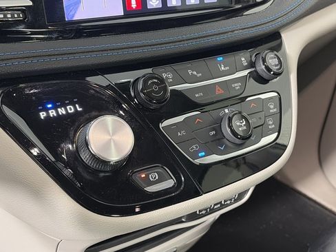 Used 2021 Chrysler Pacifica Touring-L image 20