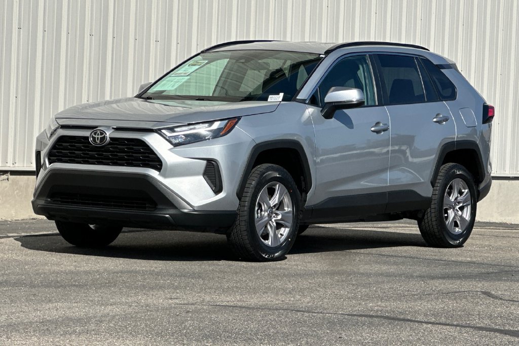 Used 2025 Toyota RAV4 XLE AWD/4WD image 4