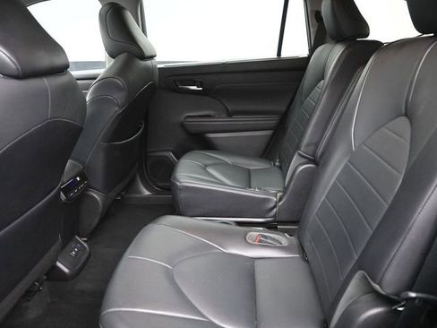 Used 2021 Toyota Highlander XLE FWD image 18