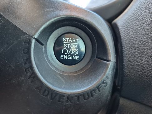Used 2017 Jeep Renegade Altitude FWD image 32