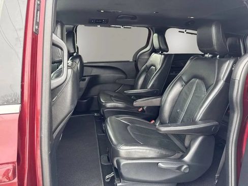 Used 2020 Chrysler Pacifica Touring-L FWD image 22