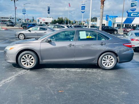 Used 2017 Toyota Camry LE image 7