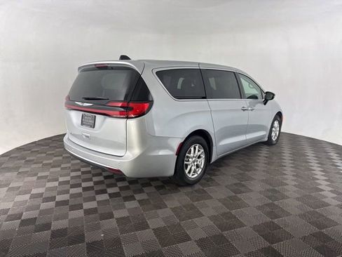 Used 2024 Chrysler Pacifica Touring-L image 5
