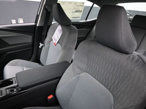 Used 2025 Toyota Camry LE w/ Convenience Package image 14