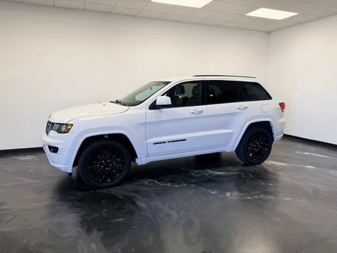 Used 2021 Jeep Grand Cherokee Laredo X AWD/4WD image 3