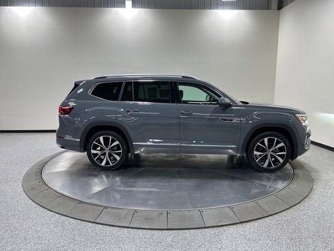 Used 2025 Volkswagen Atlas SEL Premium R-Line image 4