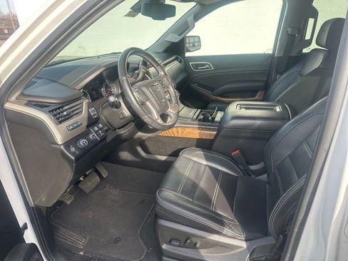 Used 2020 GMC Yukon XL Denali w/ Denali Premium Package image 8
