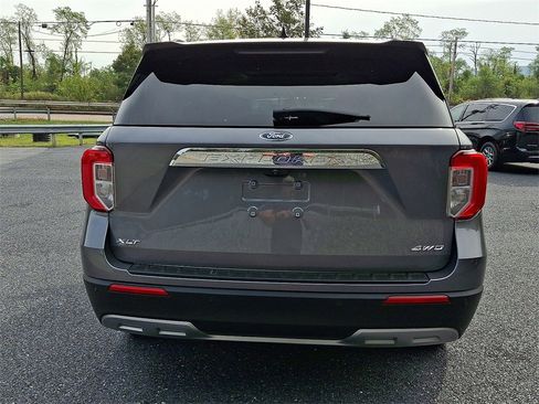 Used 2021 Ford Explorer XLT w/ Equipment Group 202A image 8