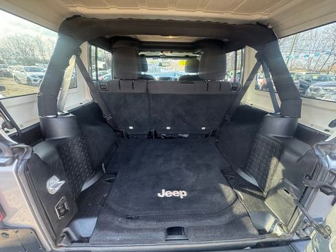 Used 2017 Jeep Wrangler Unlimited Rubicon w/ Connectivity Group AWD/4WD image 27